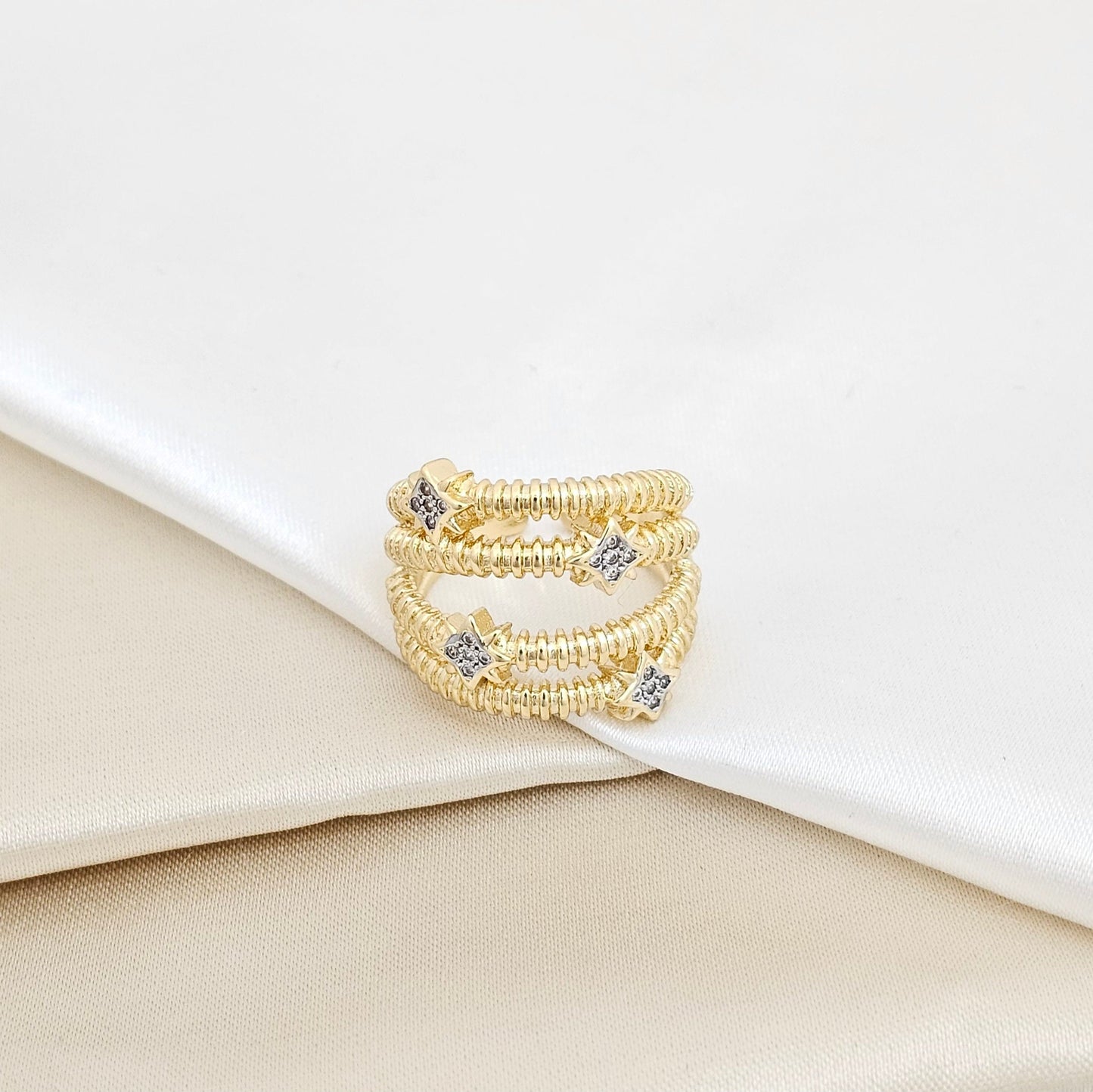 ANILLO CUATRO LINEAS DORADO CON ESTRELLAS PLATEADO RF K5656