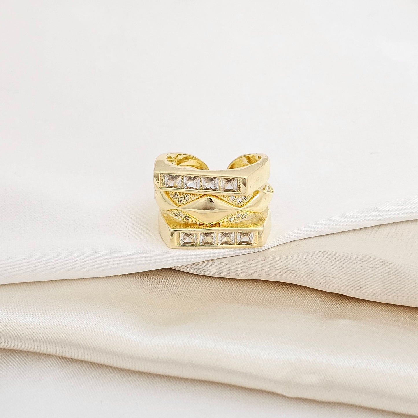 ANILLO TRES LINEAS ROMBO Y CIRCONES DORADO RF K5687