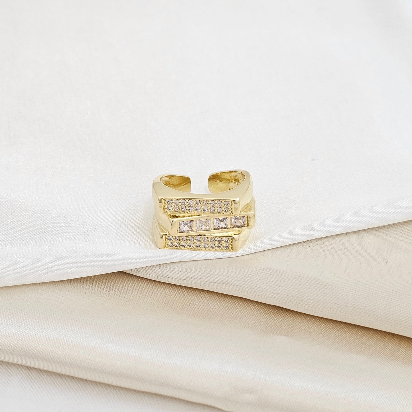 ANILLO TRES LINEAS CIRCONES CUADRADOS DORADO RF K5688