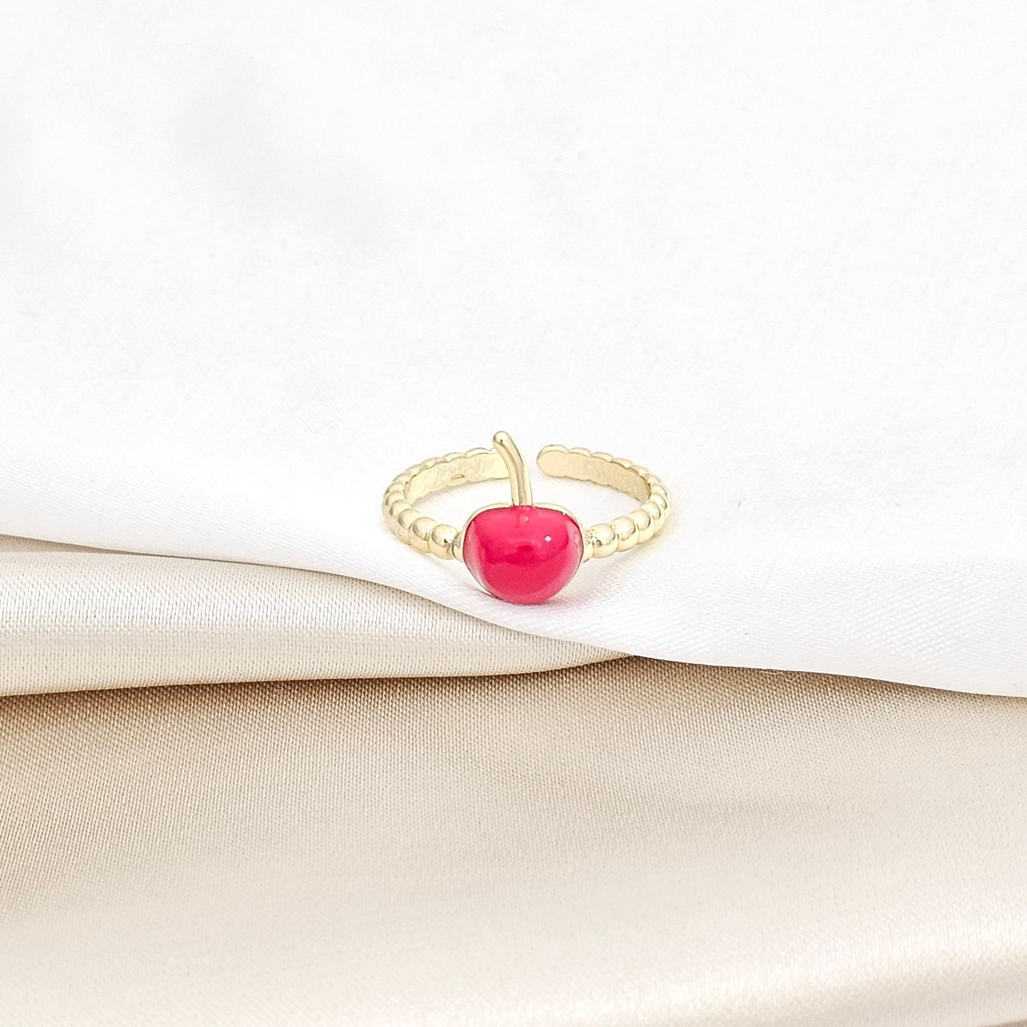 ANILLO DORADO CON MANZANA ROJA RF K5766