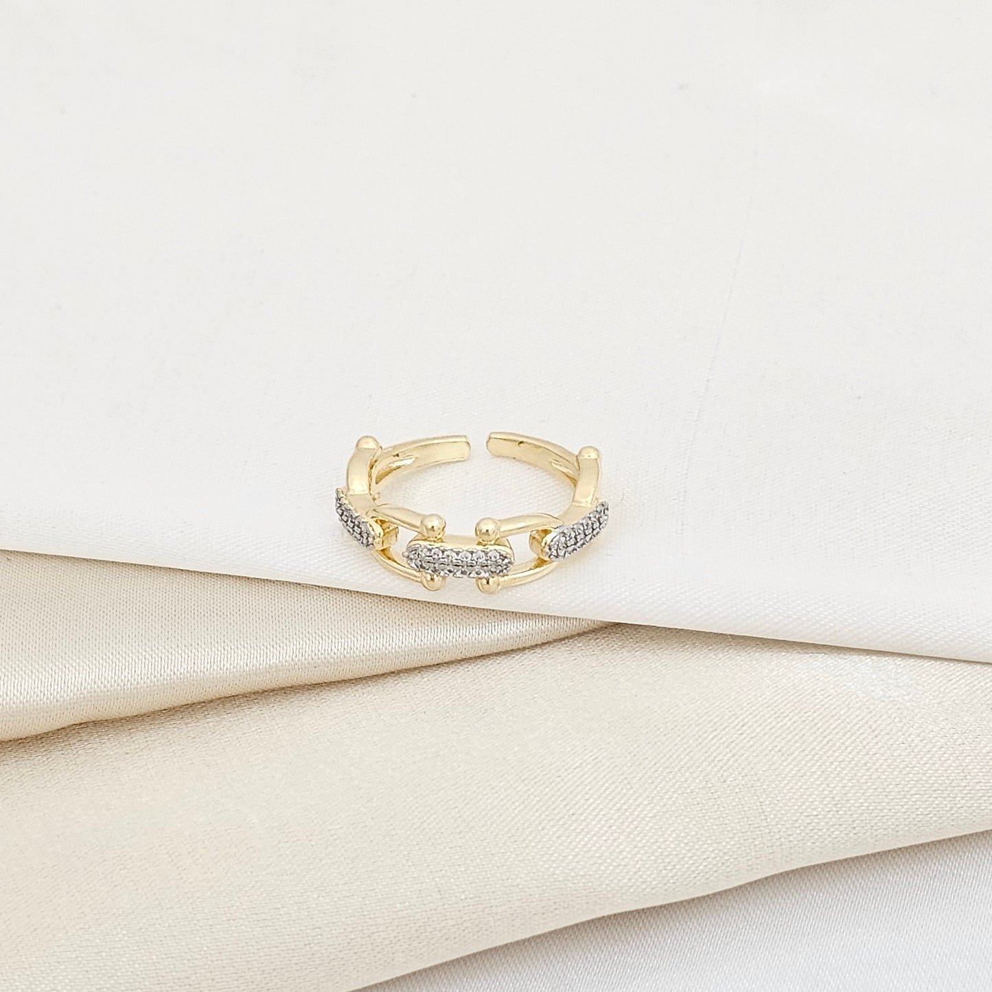 ANILLO DORADO ESLABONES CON CIRCONES PLATEADOS RF K5928