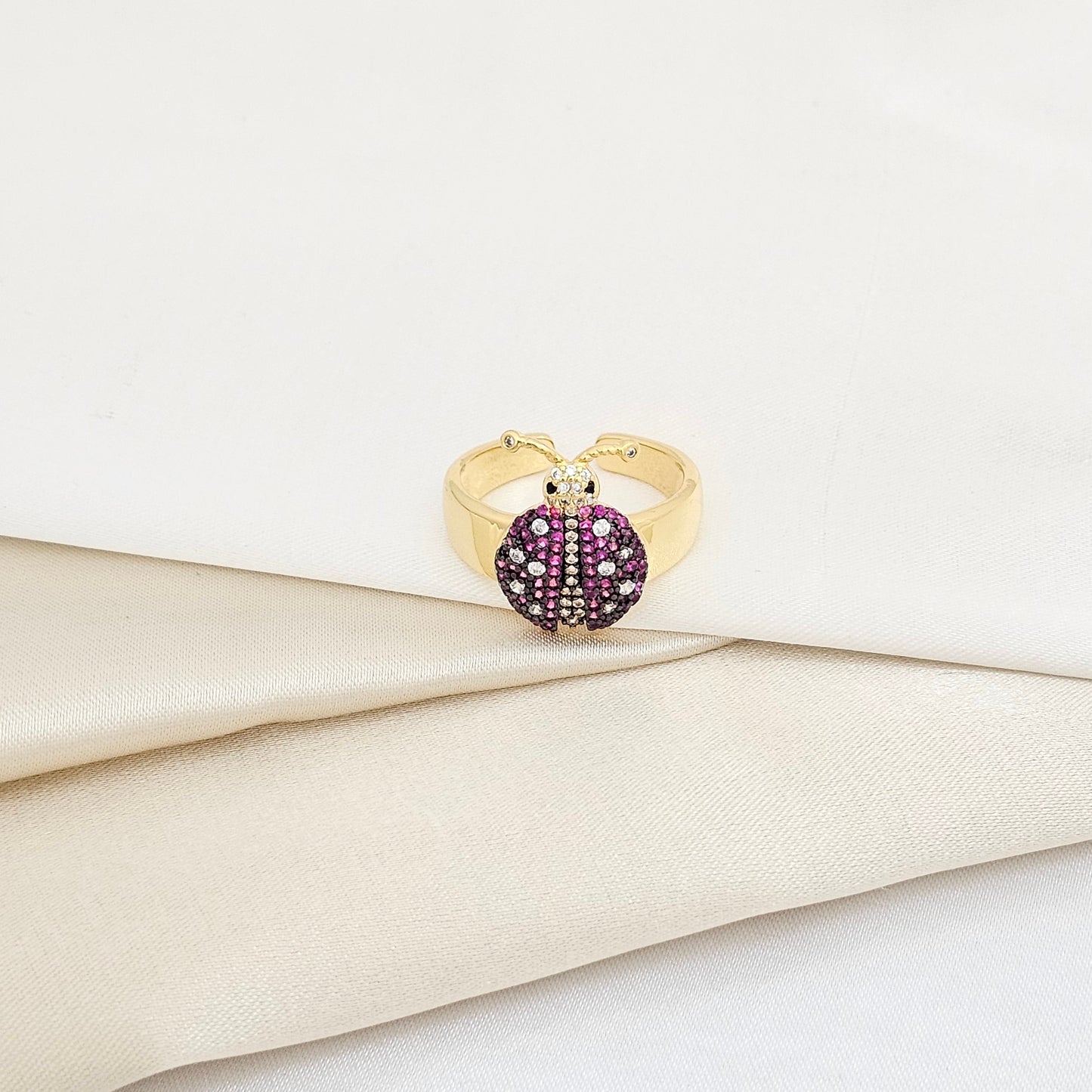 ANILLO DORADO CON MARIQUITA FUCSIA RF K5932