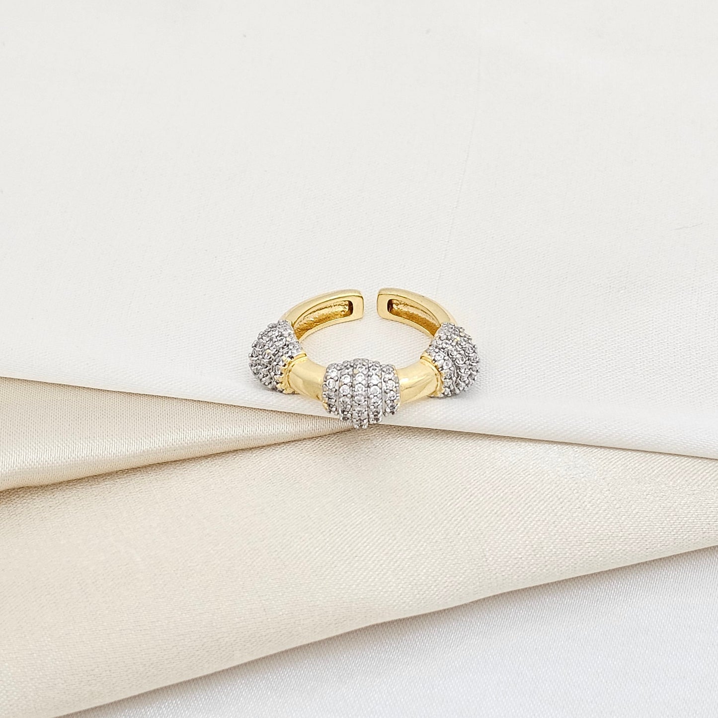 ANILLO DORADO LISO CON CIRCONES PLATEADOS RF K5938