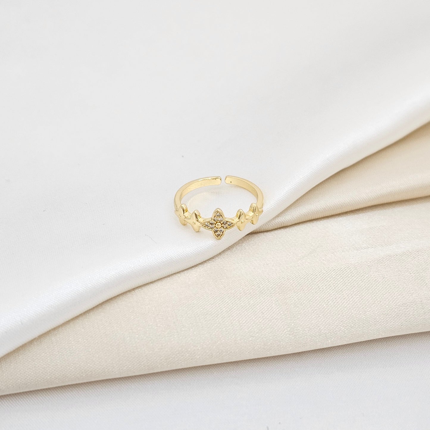 ANILLO LISO 5 TREBOL CON CIRCONES DORADO RF K6051