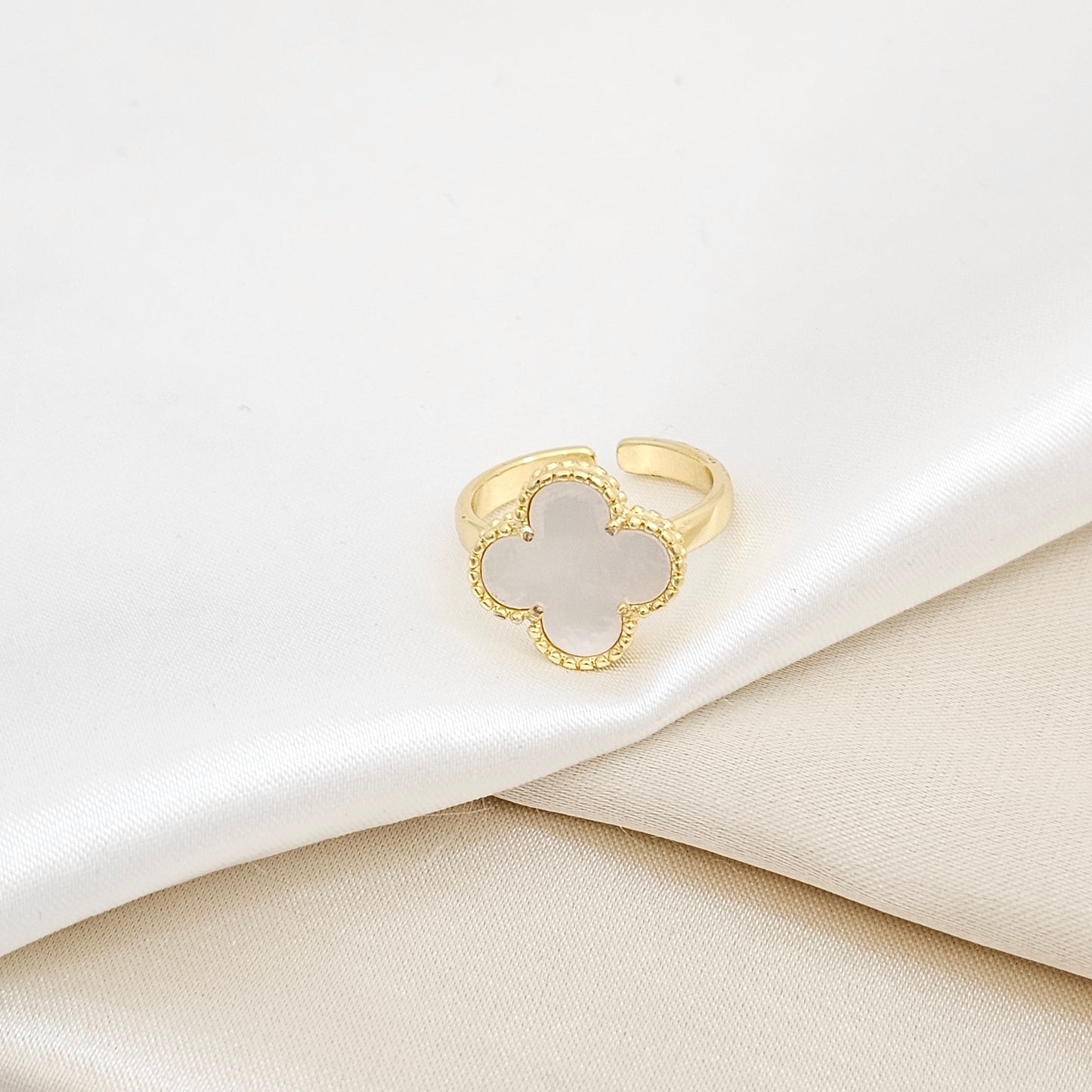 ANILLO DORADO TREBOL BLANCO RF K6227