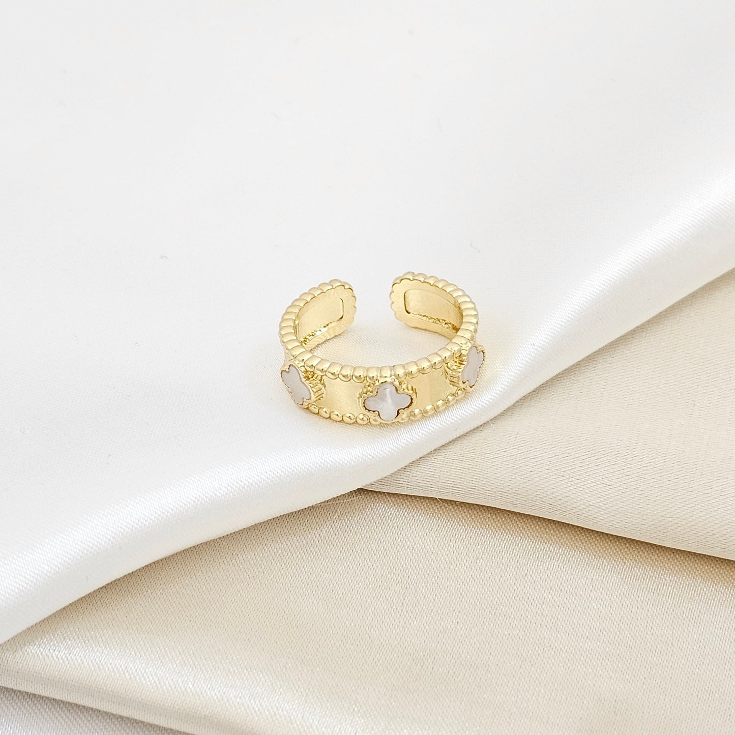 ANILLO DORADO TRIPLE TREBOL BLANCO RF K6230