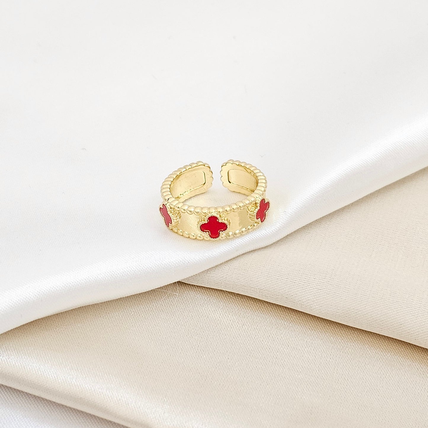 ANILLO DORADO TRIPLE TREBOL ROJO RF K6231