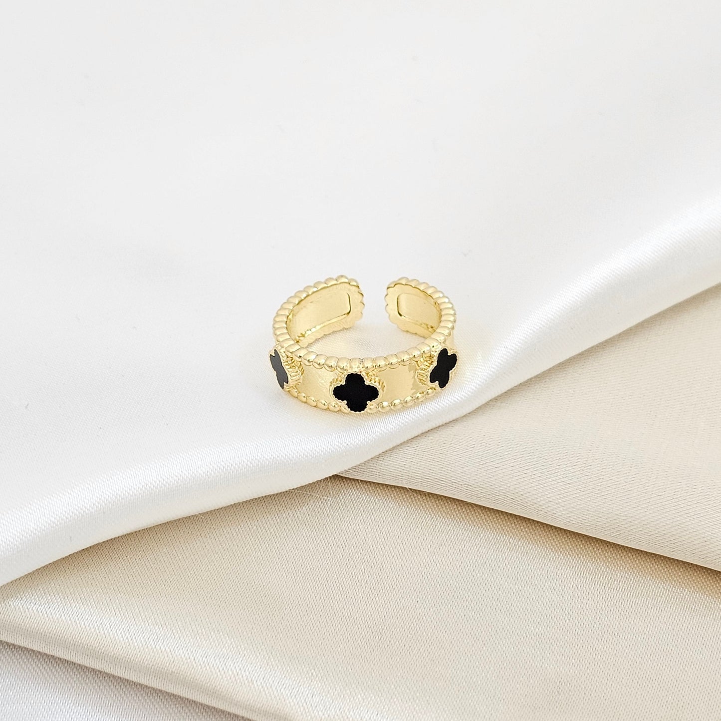 ANILLO DORADO TRIPLE TREBOL NEGRO RF K6232