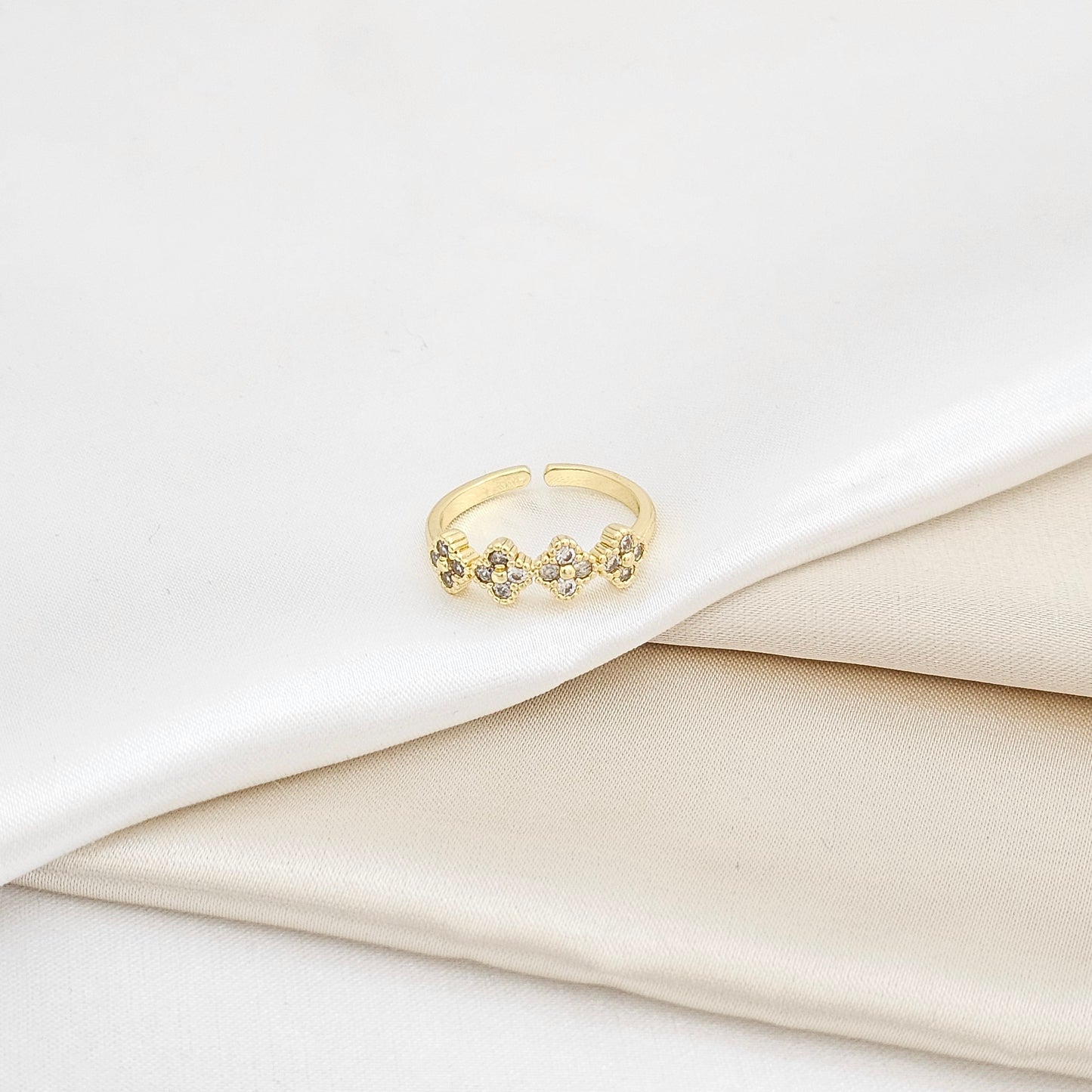 ANILLO CUATRO TREBOL CON CIRCONES DORADO RF K6307