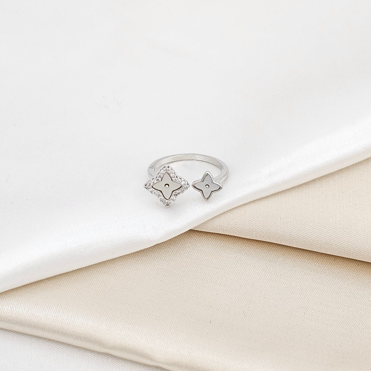 ANILLO DOBLE FLOR CON NACAR Y CIRCONES PLATEADO RF K6310