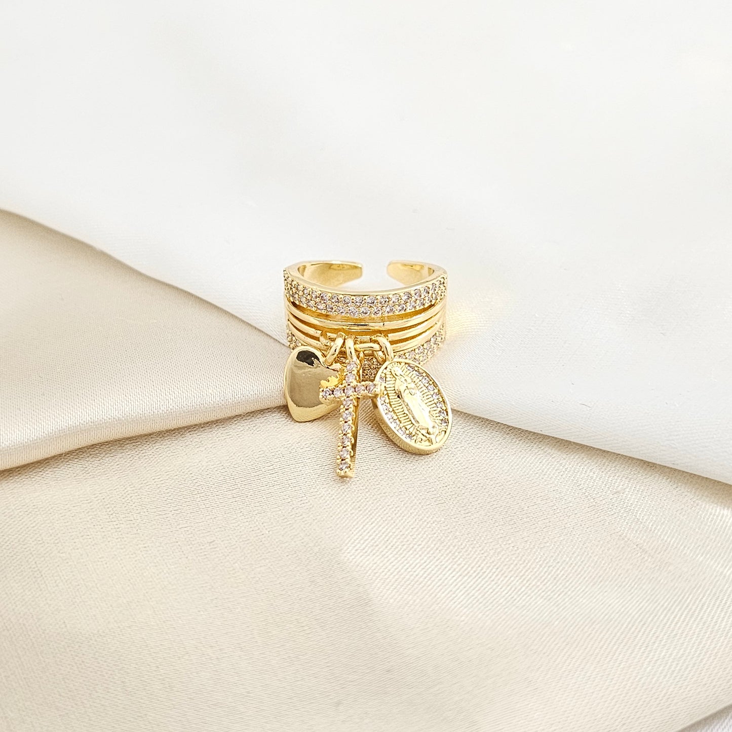 ANILLO LINEAS CON CRUZ CORAZON Y VIRGEN DORADO RF K7817