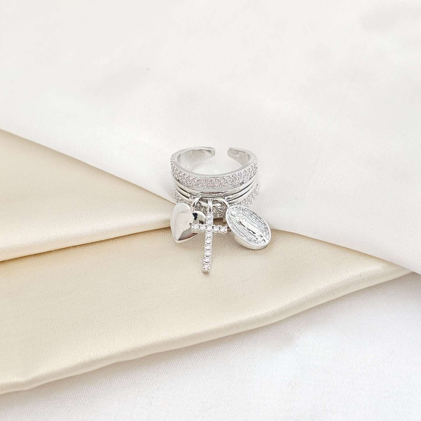 ANILLO LINEAS CON CRUZ CORAZON Y VIRGEN PLATEADO RF K7849