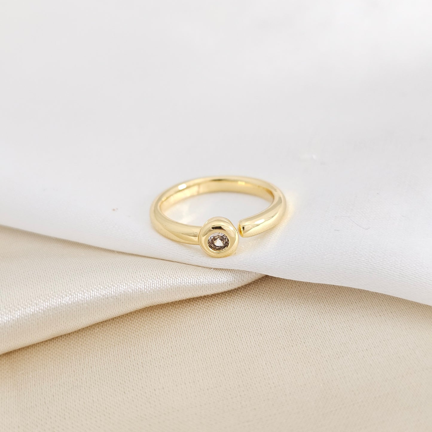 ANILLO LISO DORADO CON CIRCON CRISTAL RF K7927