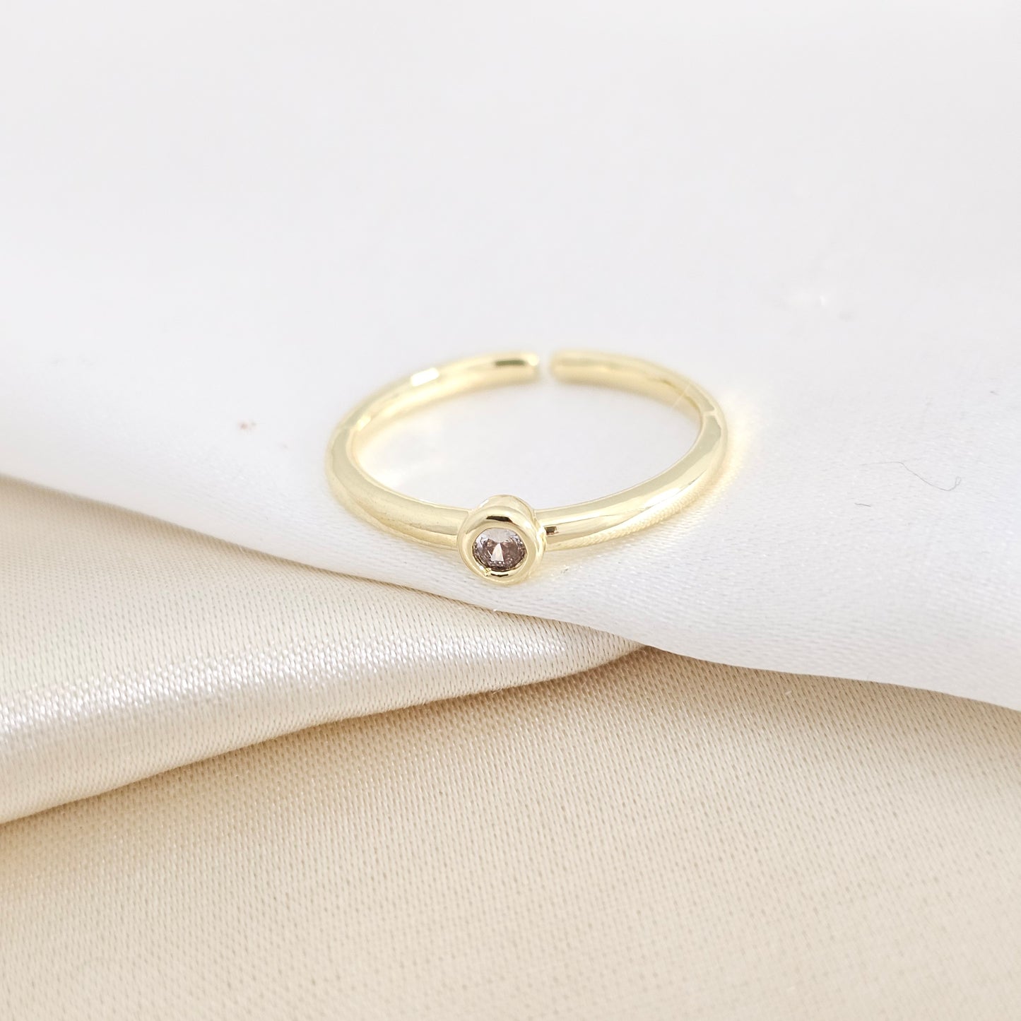 ANILLO LISO DORADO CON CIRCON REDONDO CRISTAL RF K7928