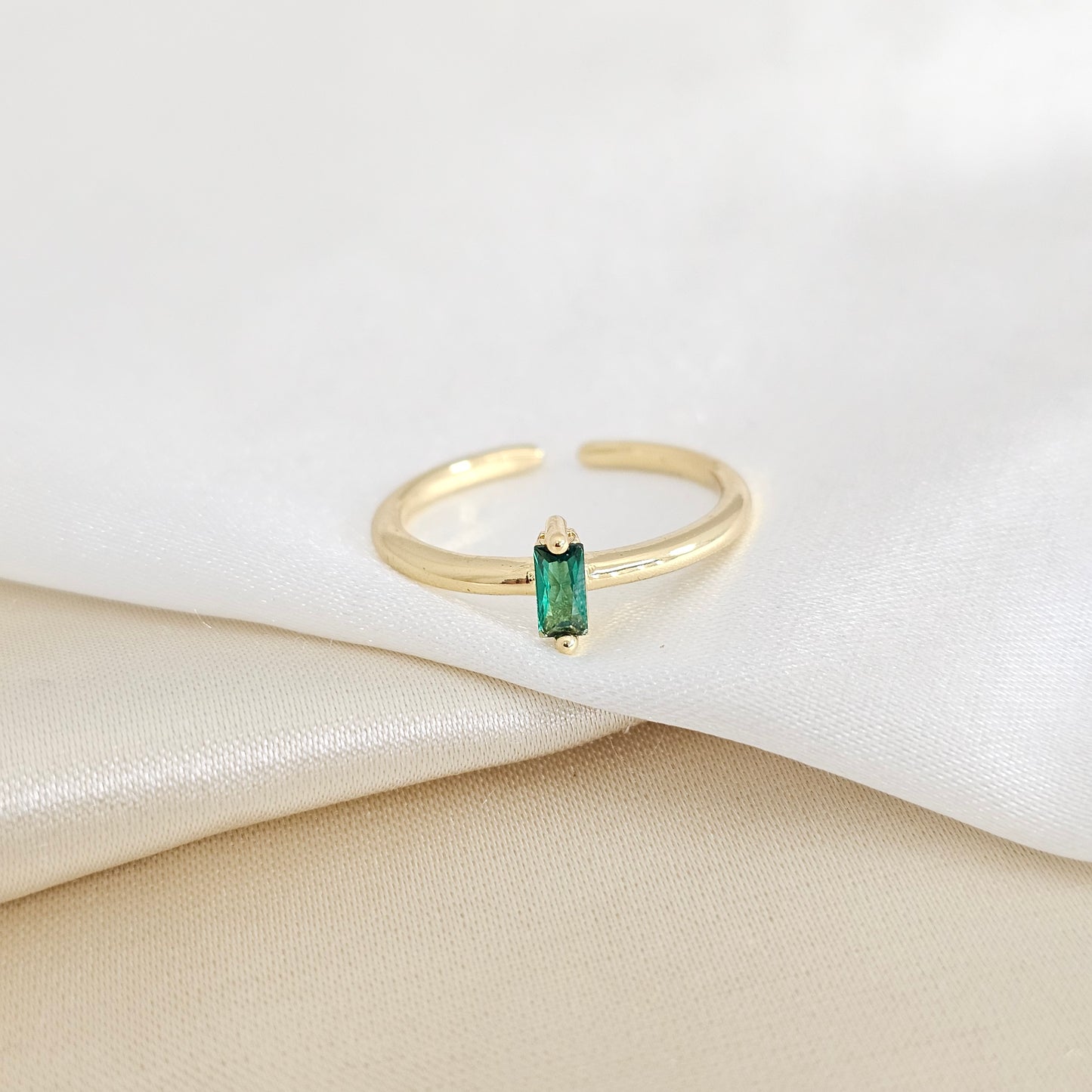 ANILLO LISO DORADO CIRCON RECTANGULAR VERDE RF K7936