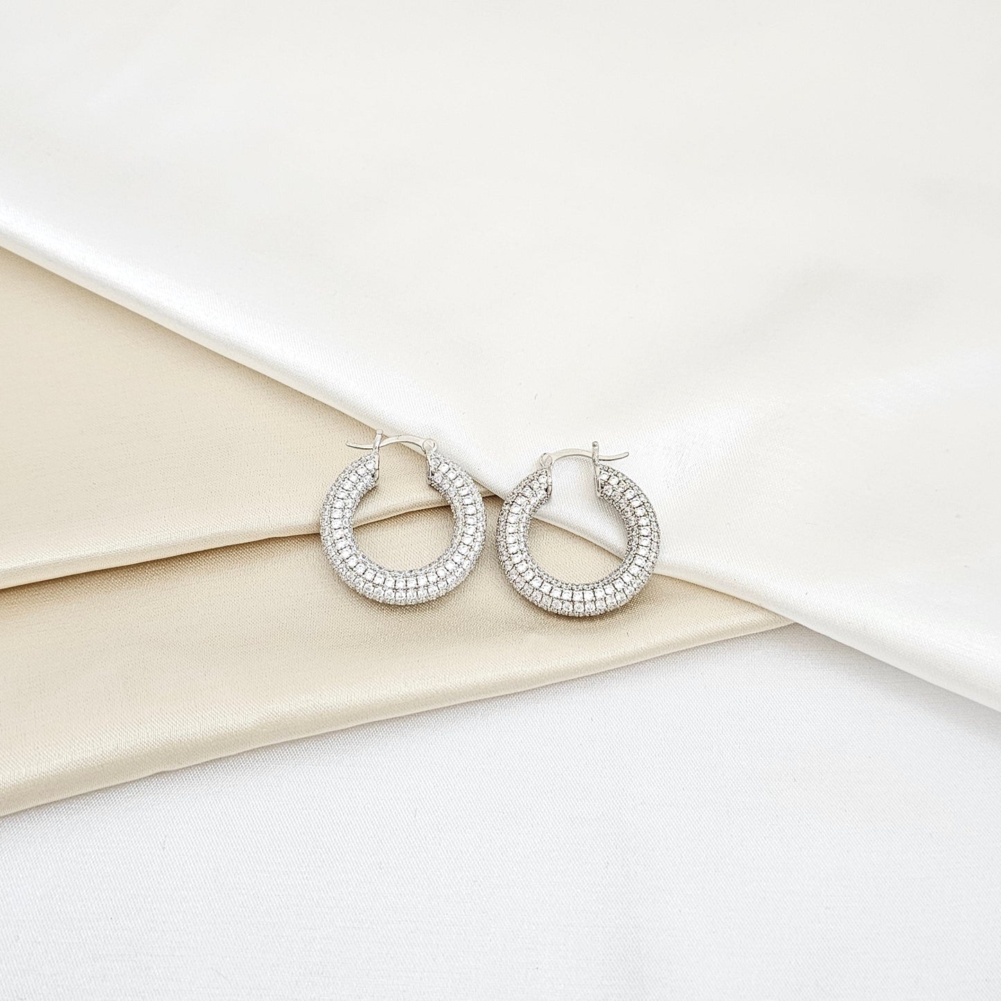 CANDONGA REDONDA PLATEADA CIRCONES BRILLANTES RF K5640