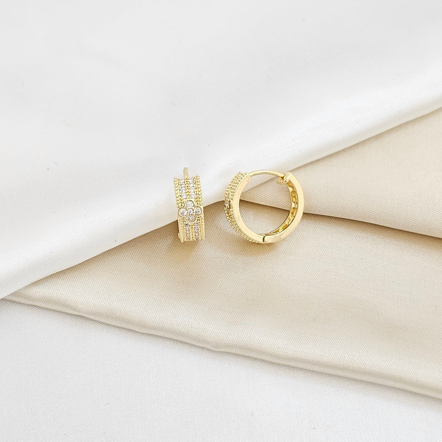 CANDONGA ELEGANTE CON TREBOL Y CIRCONES DORADO RF K6366