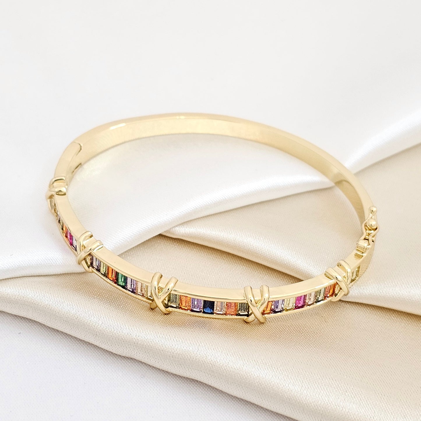 BRAZALETE DORADO CIRCONES CUADRADOS DE COLORES RF K5595
