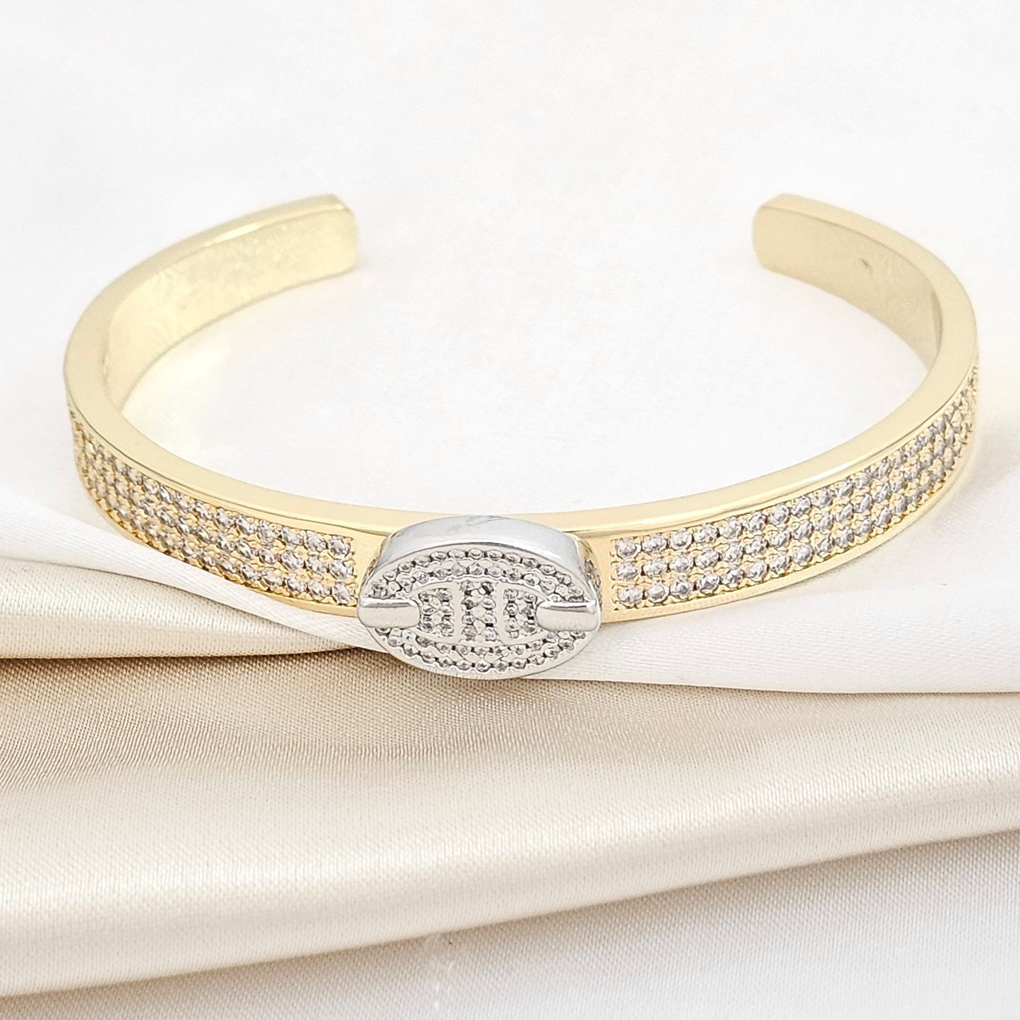 BRAZALETE DORADO ELEGANTE CON PLACA PLATEADA RF K5775