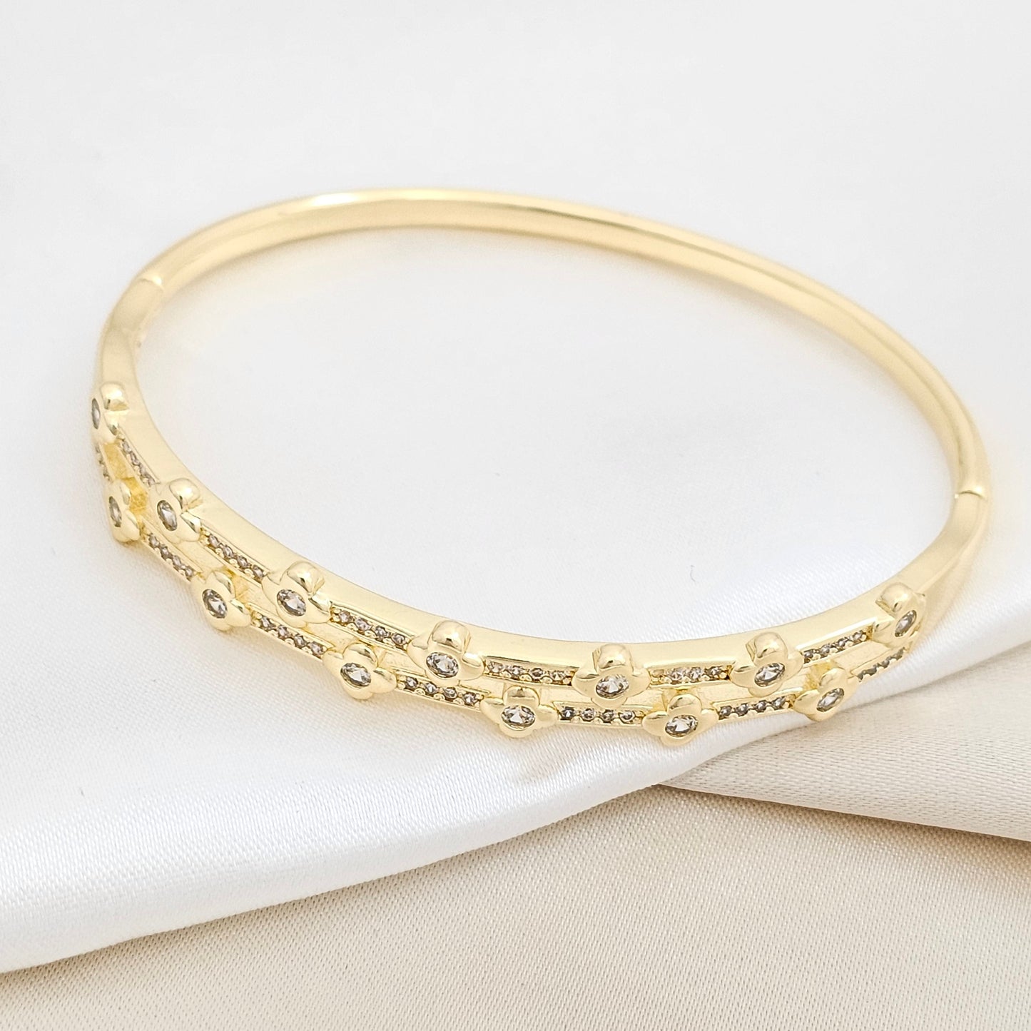 BRAZALETE DOS LINEAS CON FLORES Y CIRCONES DORADO RF K6350