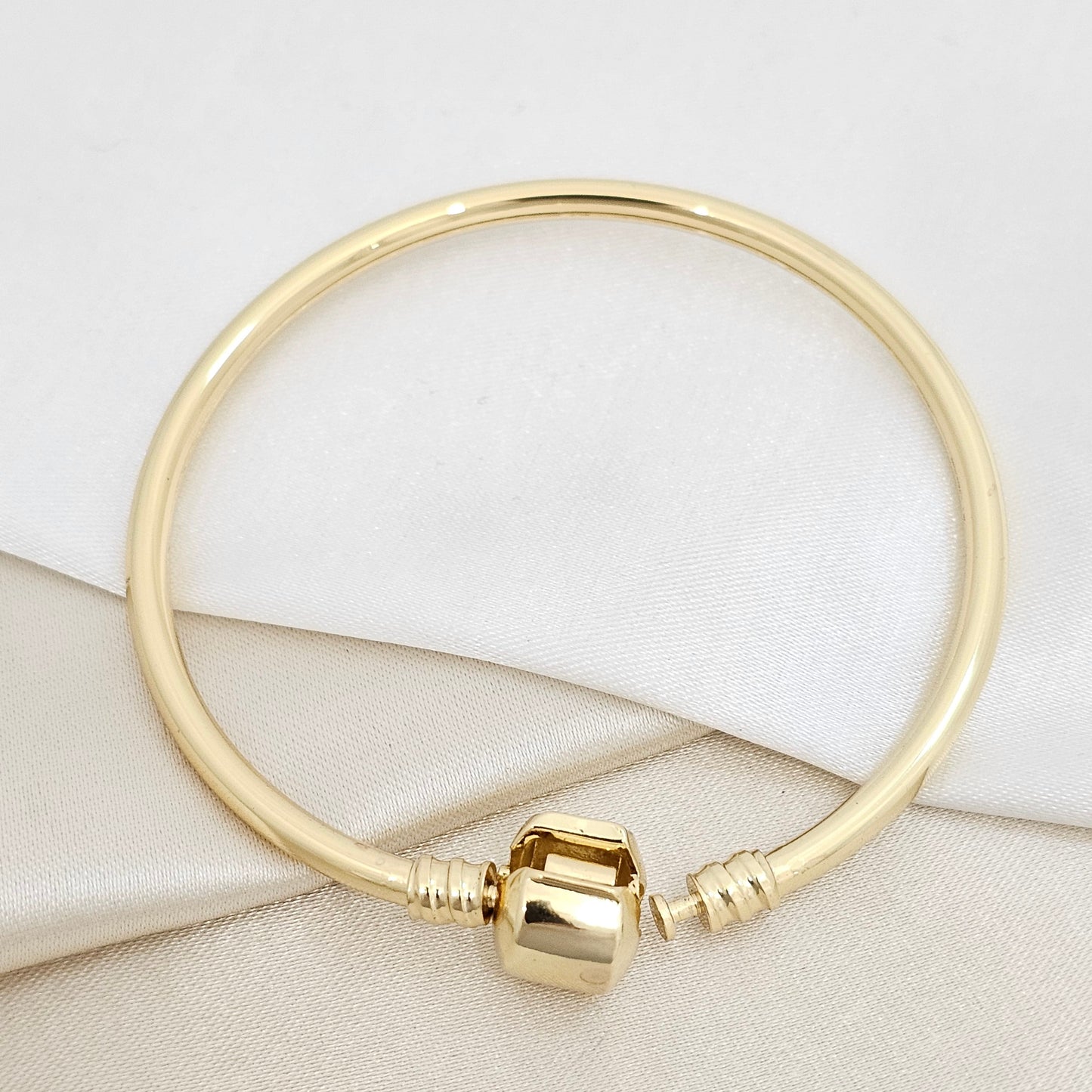 BRAZALETE LISO PARA CHARM CON BROCHE DORADO RF K7170