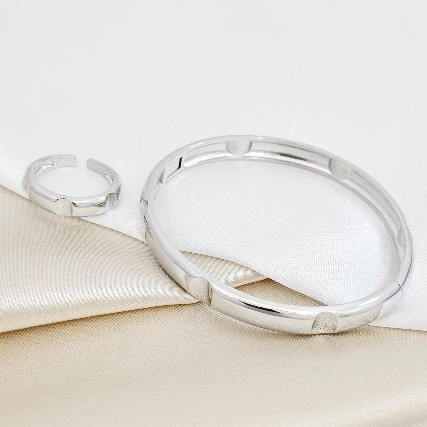 BRAZALETE Y ANILLO LISO CON ESTAMPADO PLATEADO RF K7185