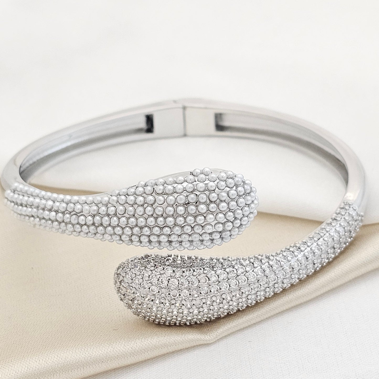 BRAZALETE SERPIENTE PERLAS Y CIRCONES PLATEADO RF K7661
