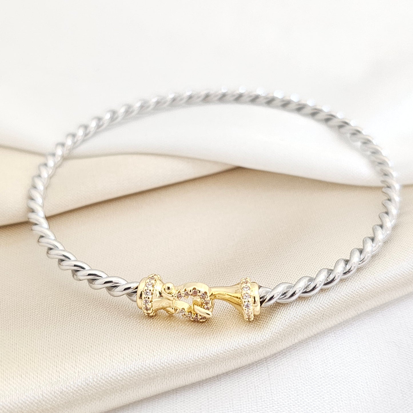 BRAZALETE TRENZA PLATEADO CON GANCHO DORADO RF K7706