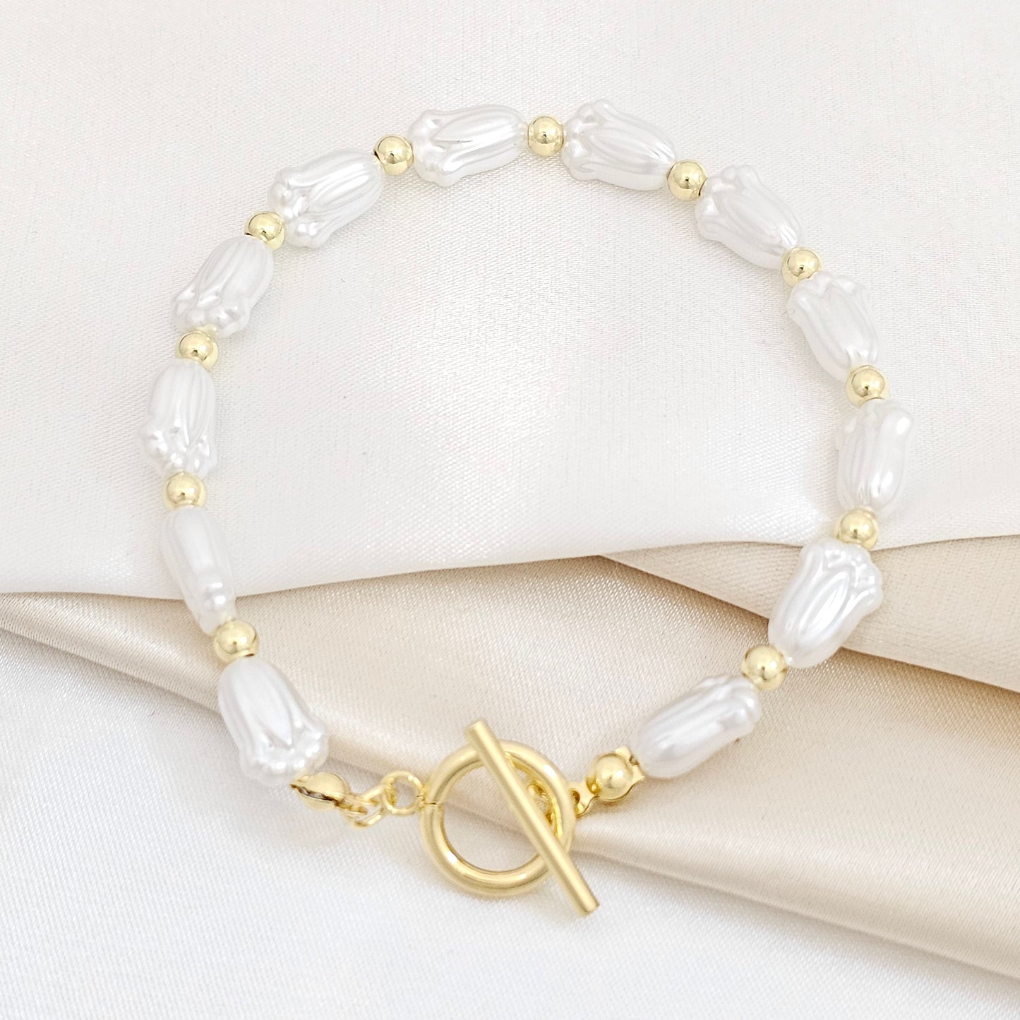 PULSERA FLOR DE PERLA CON BALINES DORADO RF K5736