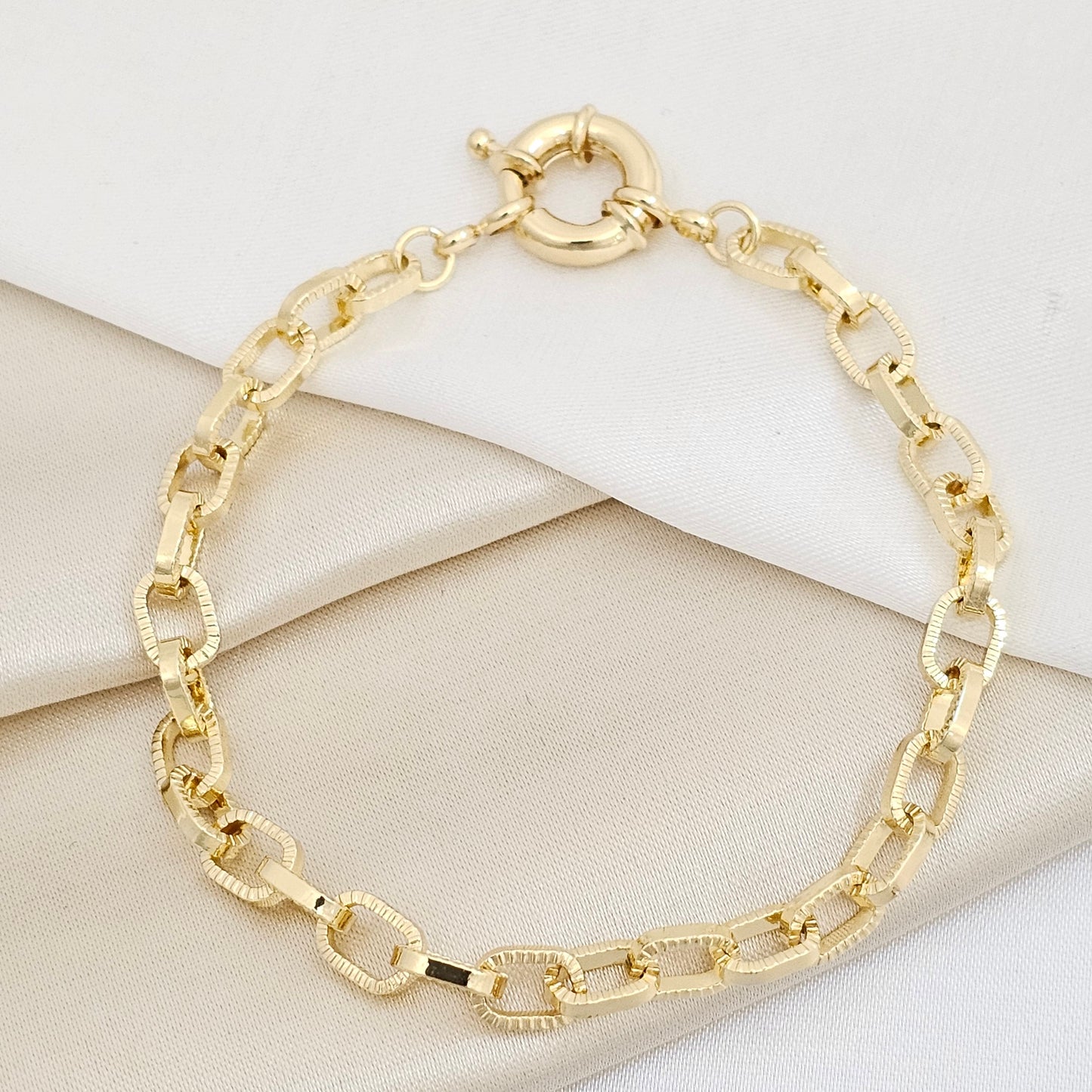 PULSERA AROS PEQUEÑOS RAYADOS CON BROCHE DORADO RF K7365