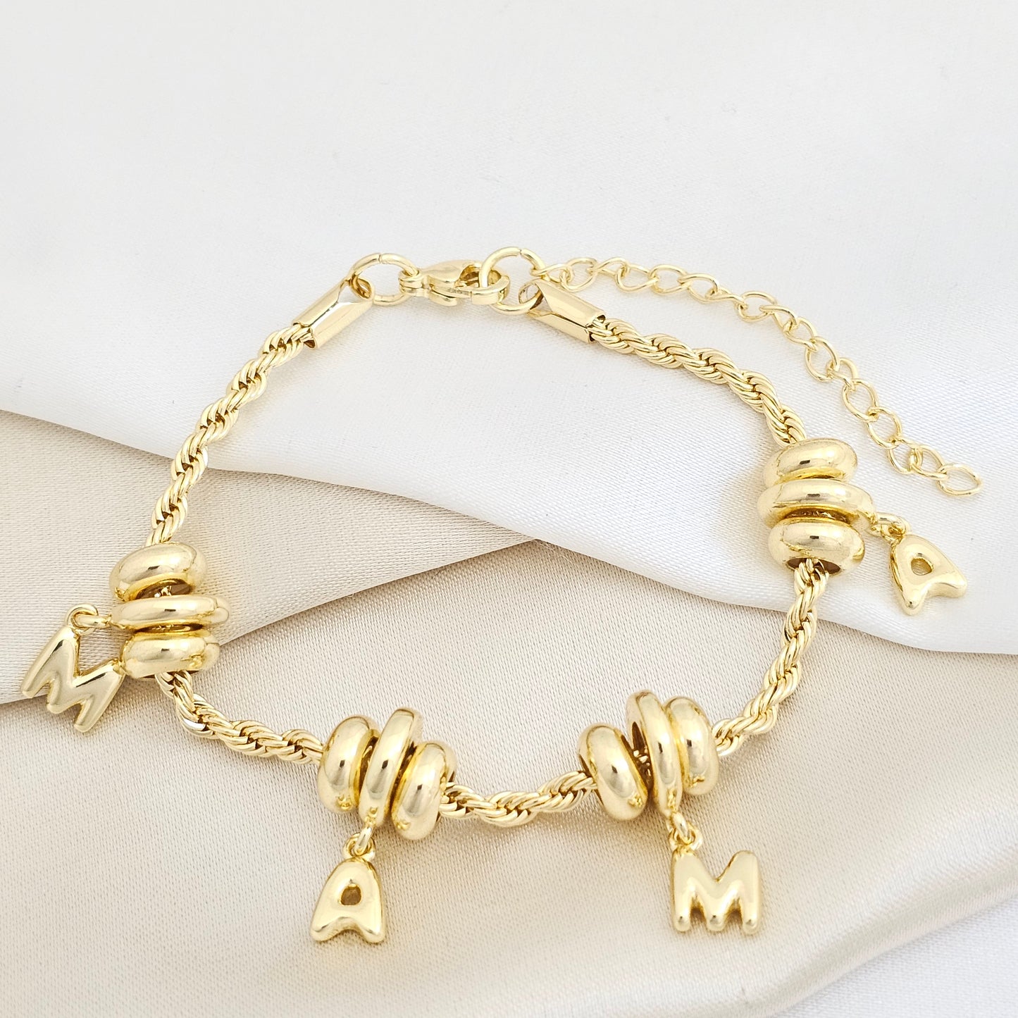 PULSERA LAZO CON DIJES PALABRA MAMA EXTENSOR DORADO RF K7723