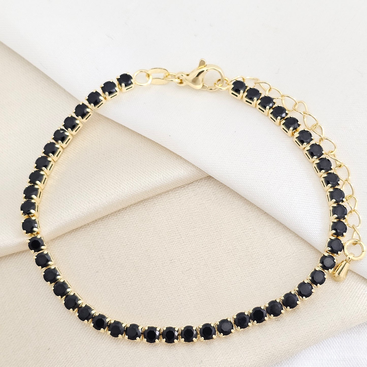 PULSERA CIRCONES NEGROS CON EXTENSOR DORADO RF K7761