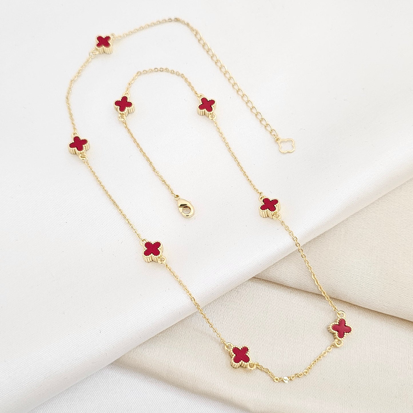CADENA AROS DORADO TREBOL PEQUEÑO ROJO RF K6299