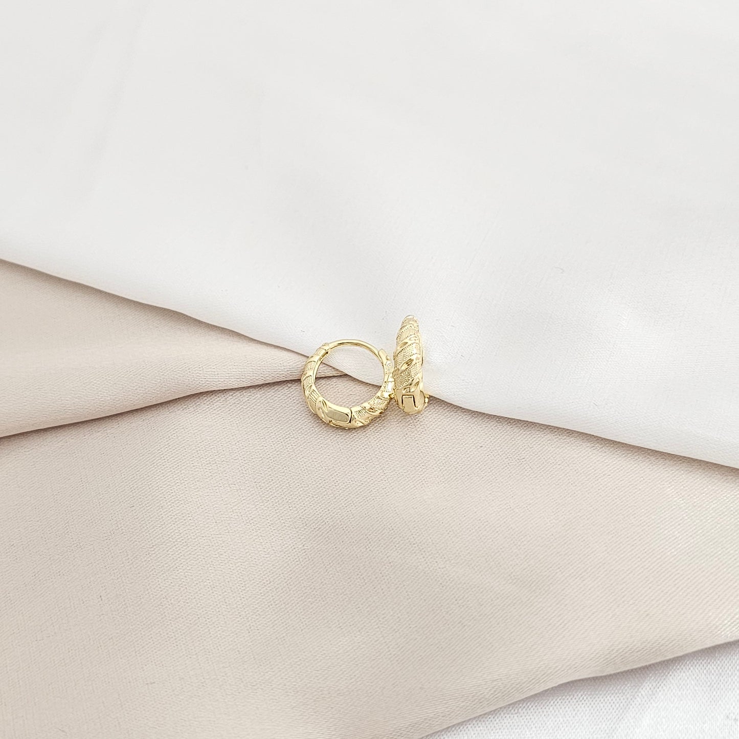 CANDONGA PEQUEÑA ELEGANTE LINEAS DORADO RF K7992