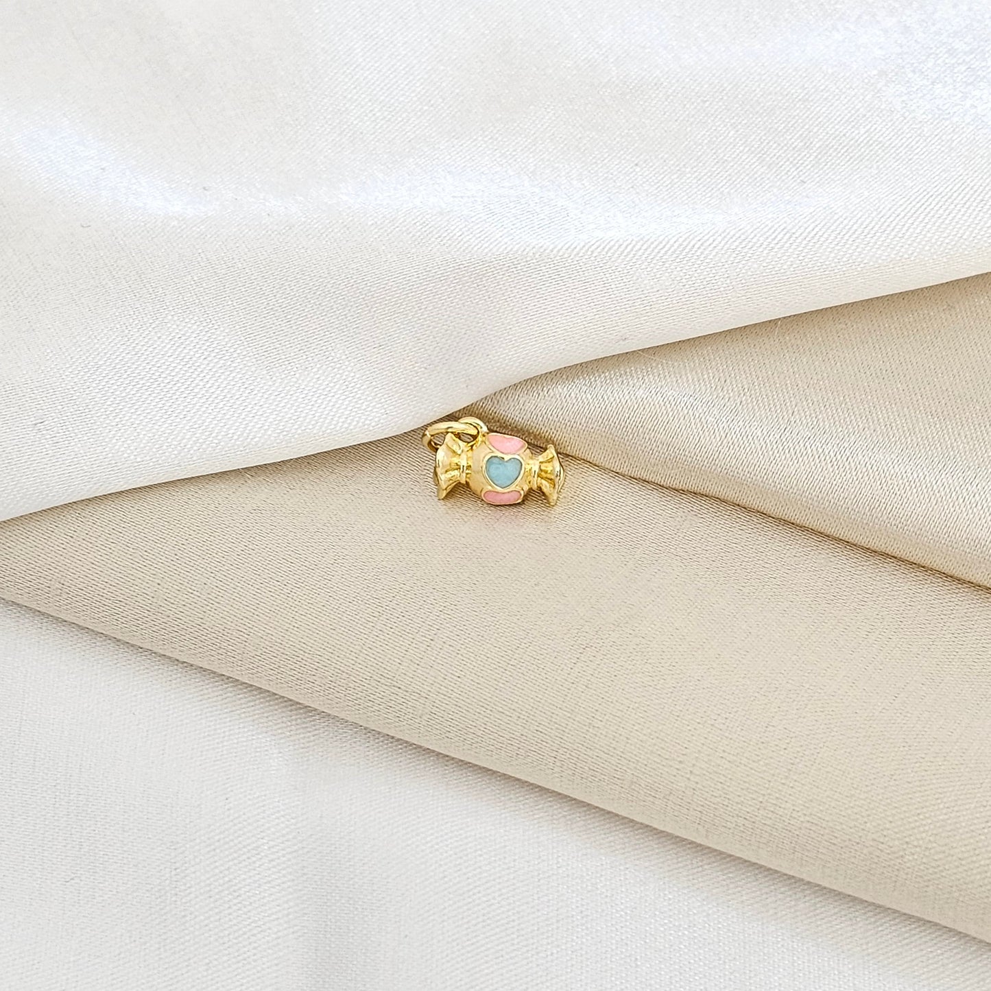 DIJE MINI CARAMELO CON CORAZONES DORADO RF K5415