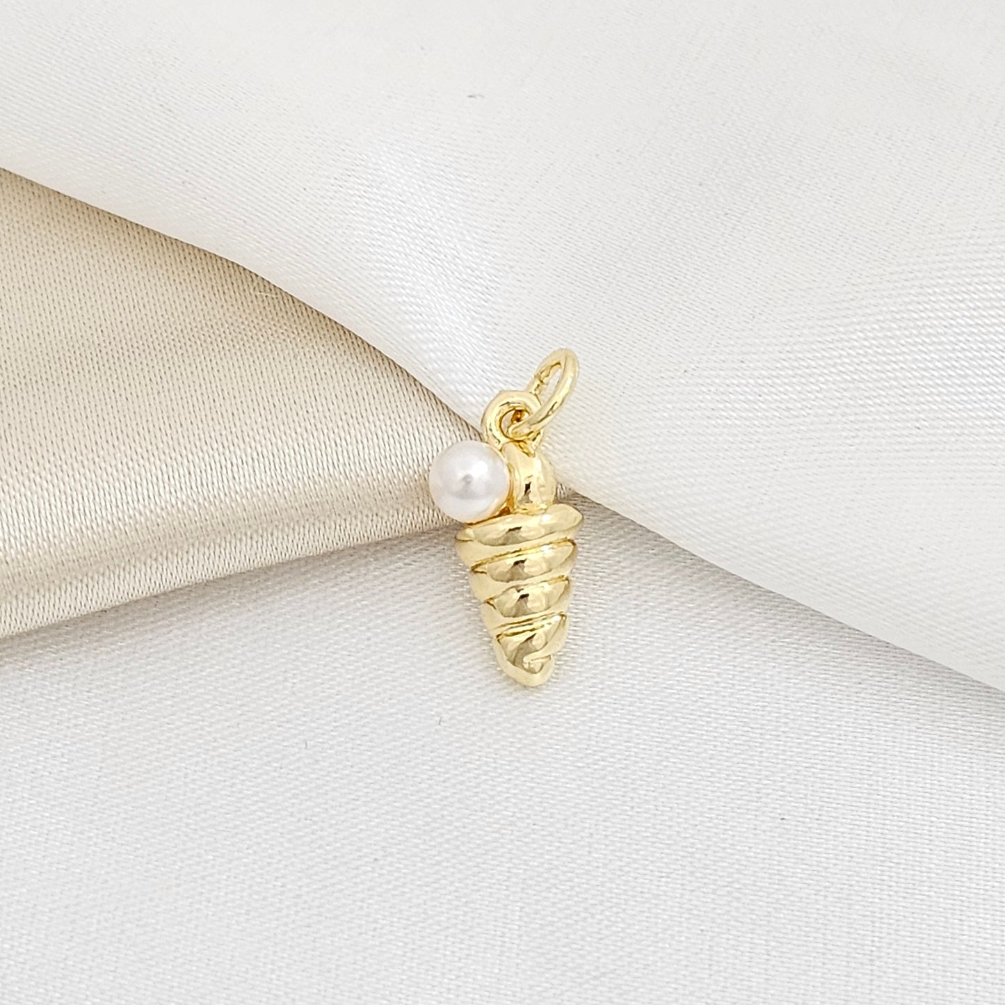 DIJE MINI CARACOL CON PERLA DORADO RF K5508