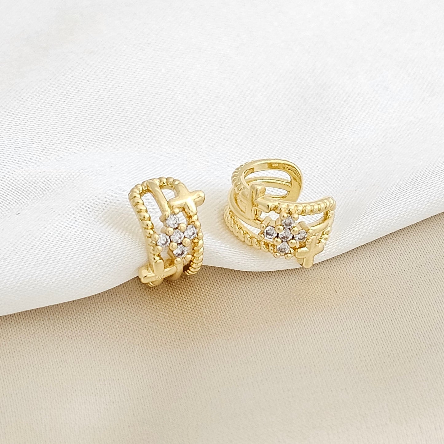 EARCUFF PEQUEÑO LINEAS CON CRUCES DORADO RF K3401
