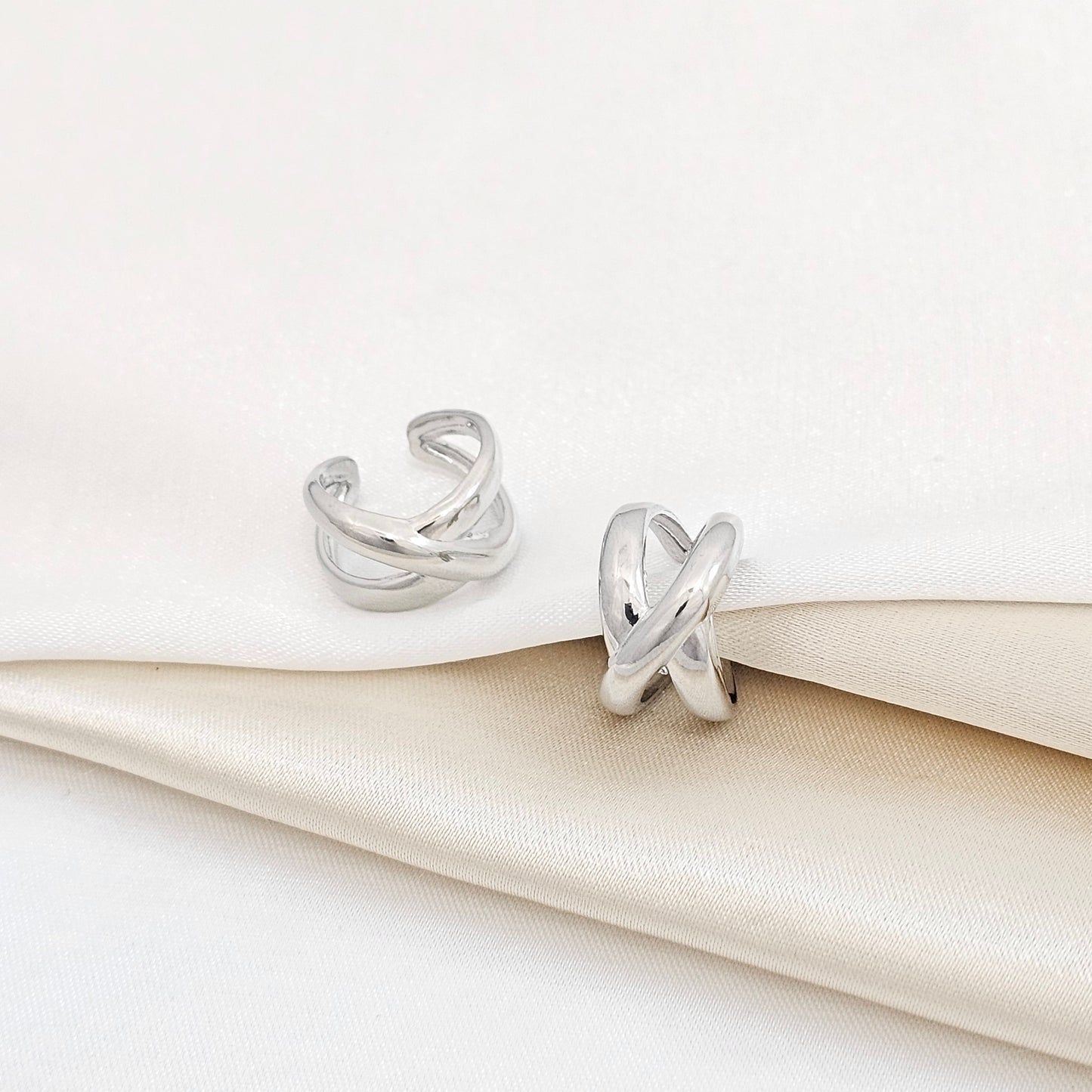 EARCUFF LINEAS CRUZADAS LISAS PLATEADO RF K5715