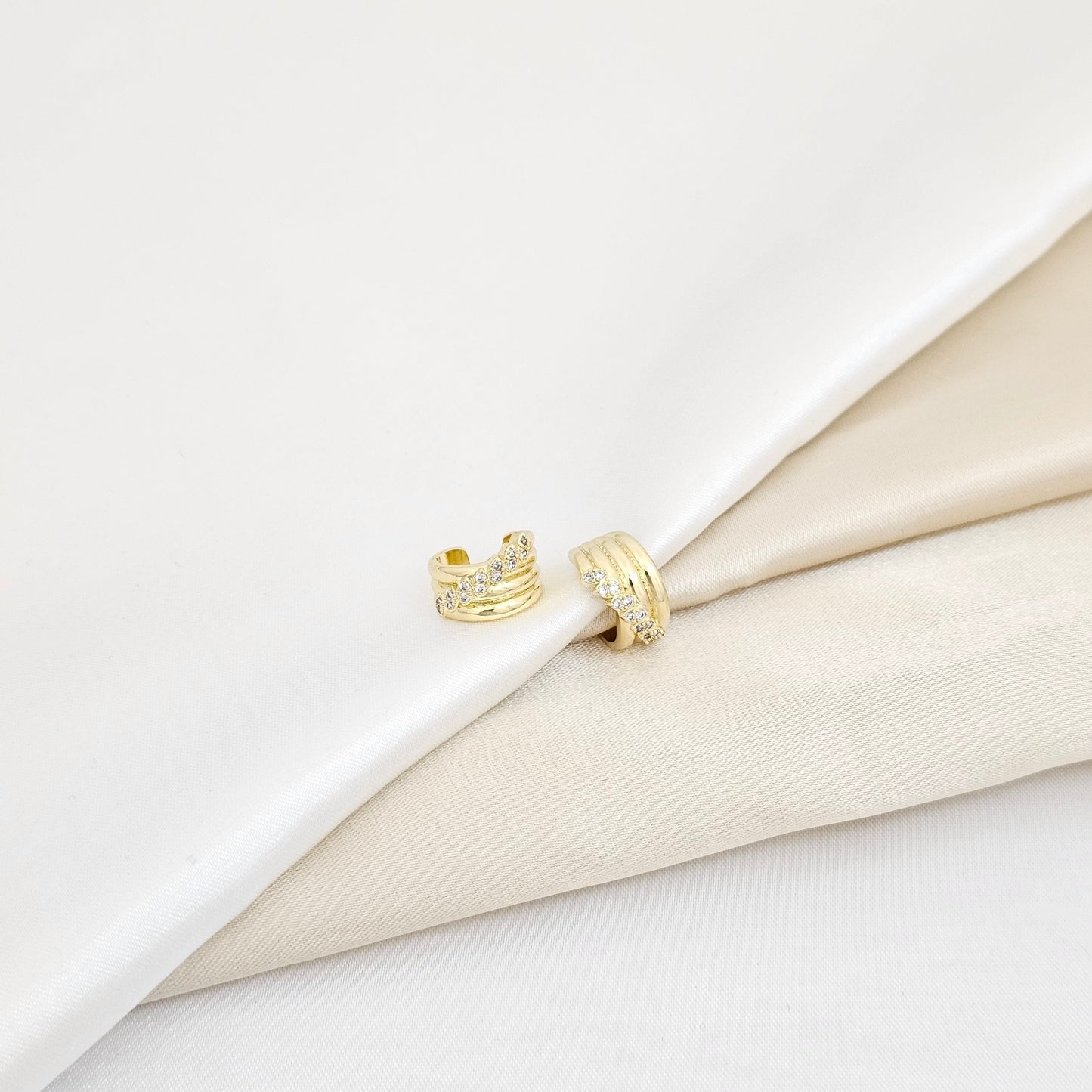 EARCUFF LISO CON CIRCONES Y LINEAS DORADO RF K6005