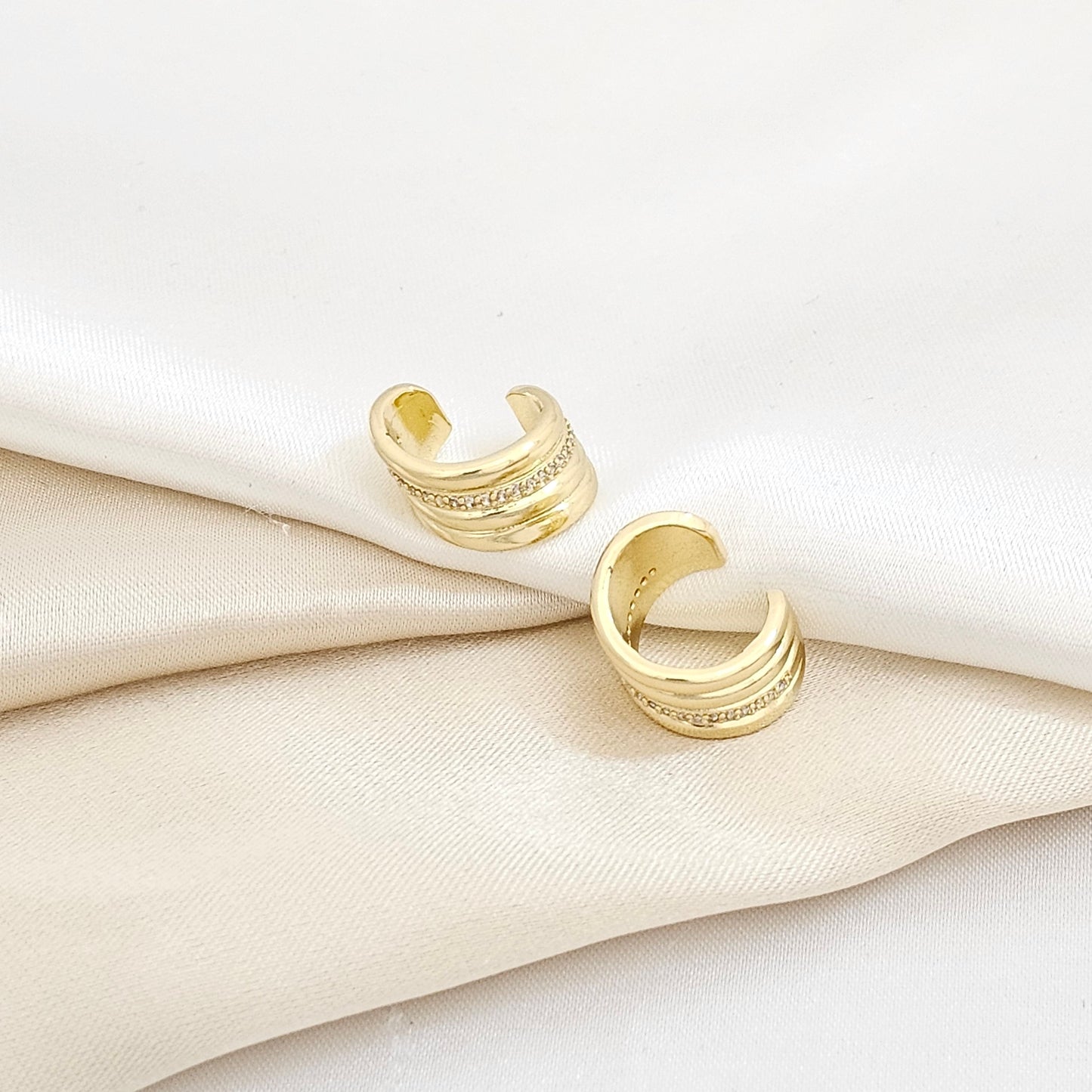 EARCUFF 4 LINEAS CON CIRCONES DORADO RF K6125