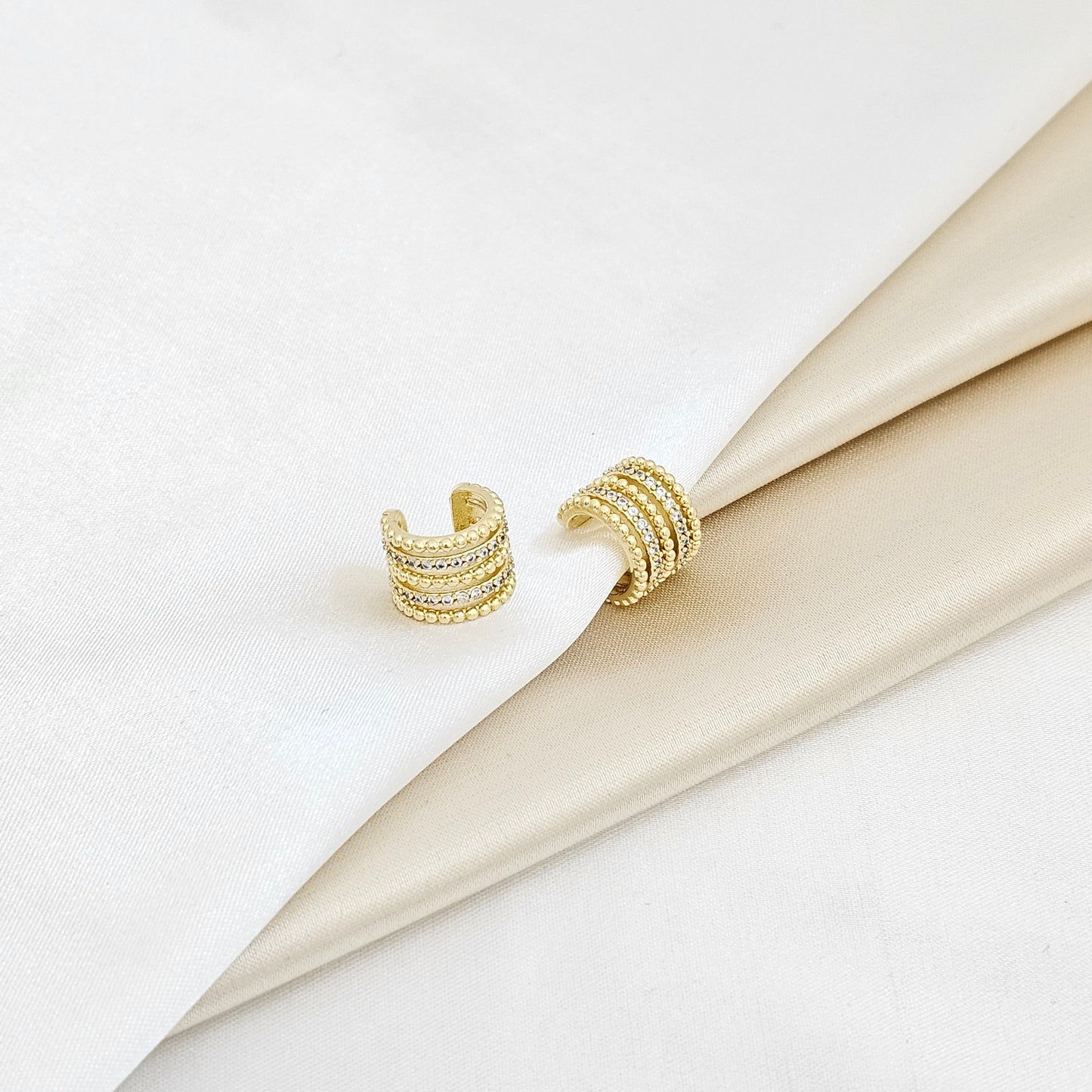 EARCUFF 5 LINEAS CON CIRCONES DORADO RF K6165