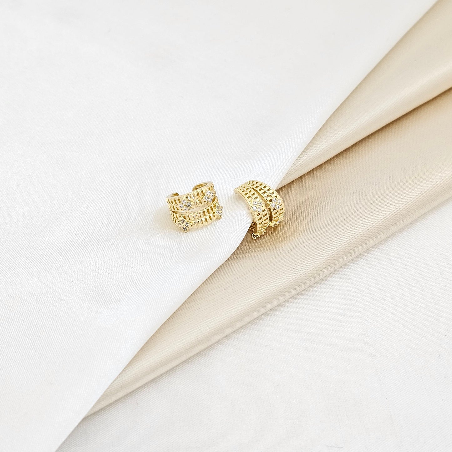 EARCUFF RAYAS CON 4 ESTRELLAS CIRCONES DORADO RF K6168
