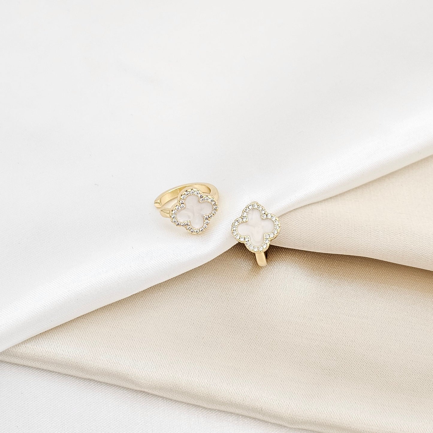 EARCUFF DORADO TREBOL BLANCO CON CIRCONES RF K6336