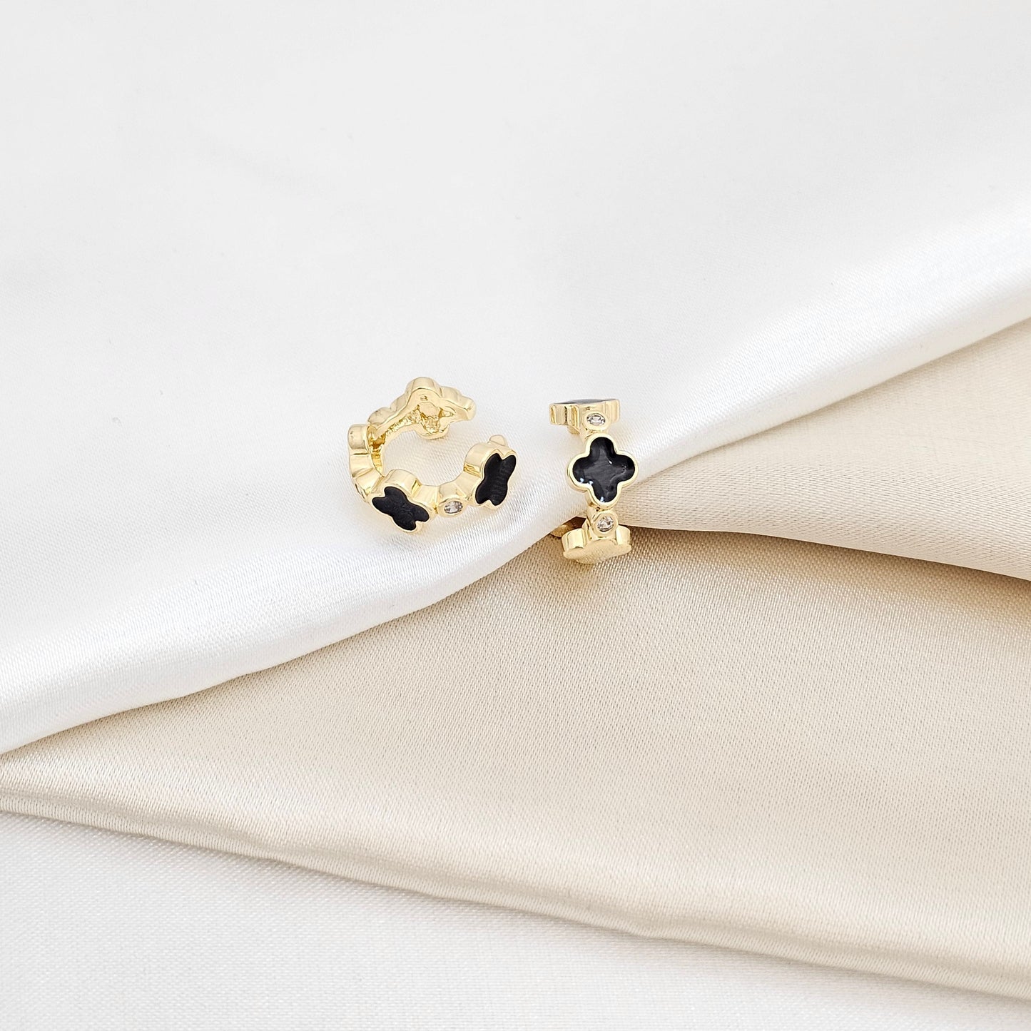 EARCUFF DORADO MINI TREBOL NEGRO CON CIRCON RF K6341