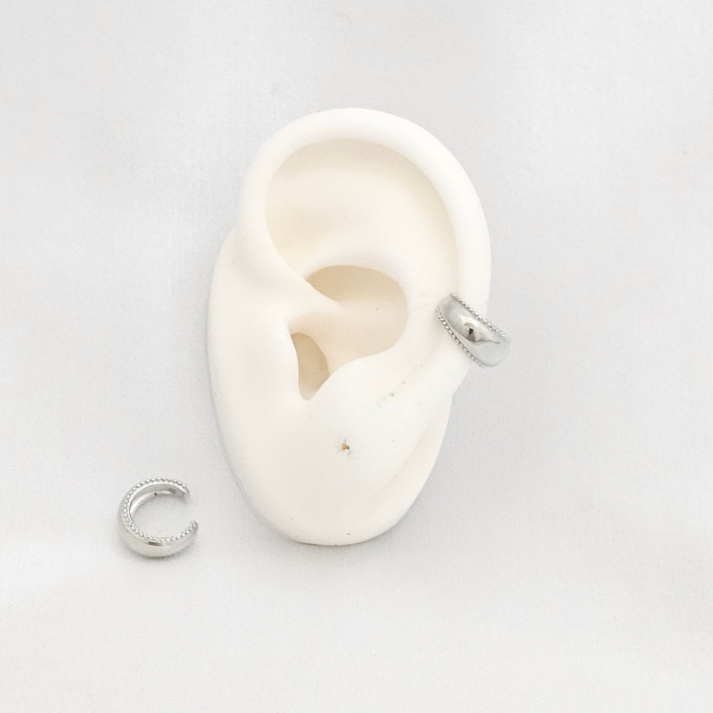 EARCUFF PEQUEÑO LISO CON MINI BALINES PLATEADO RF K6880