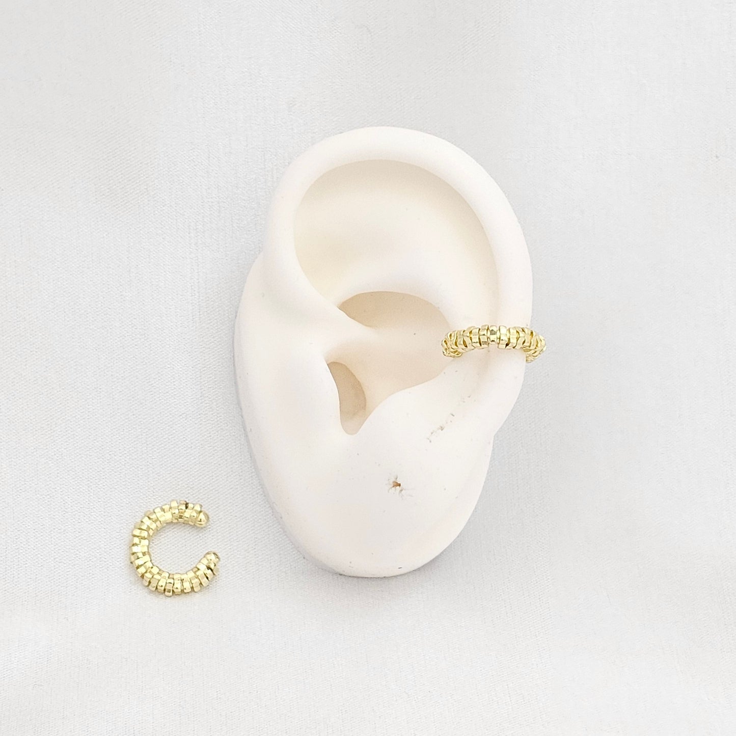 EARCUFF MINI CUADROS EN FILA DORADO RF K6881