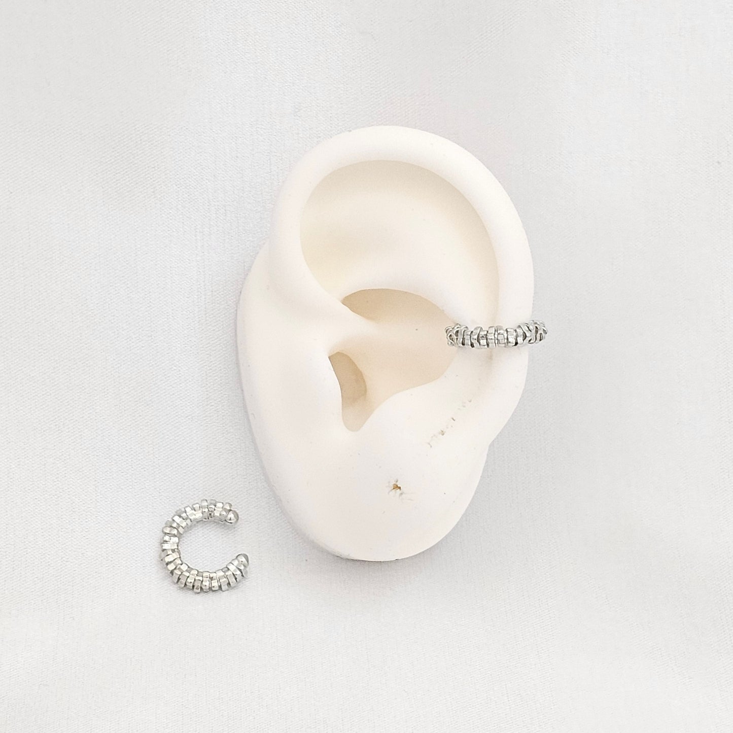 EARCUFF MINI CUADROS EN FILA PLATEADO RF K6882