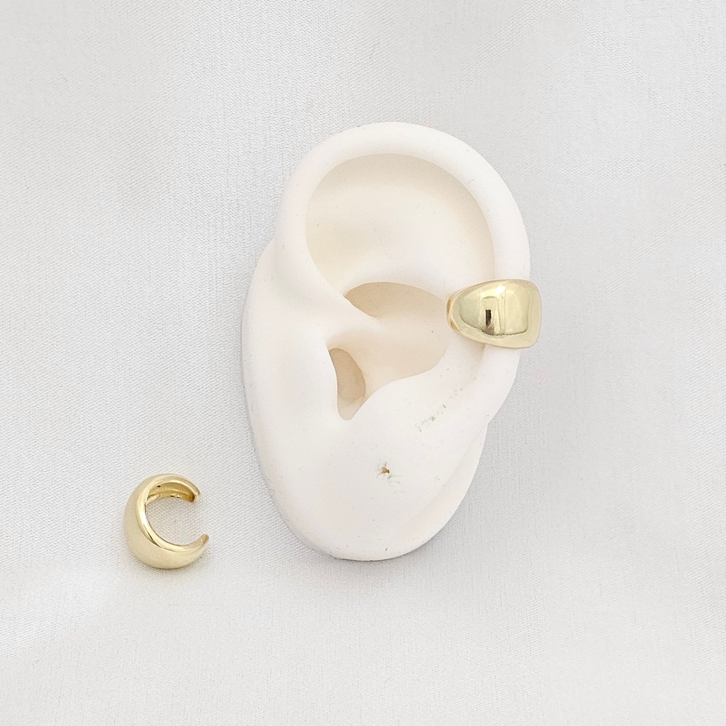 EARCUFF PEQUEÑO GRUESO 10MM LISO DORADO RF K6889