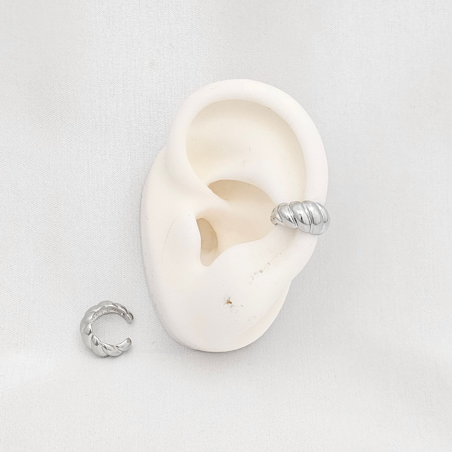 EARCUFF PEQUEÑO LAZO GRUESO PLATEADO RF K6899
