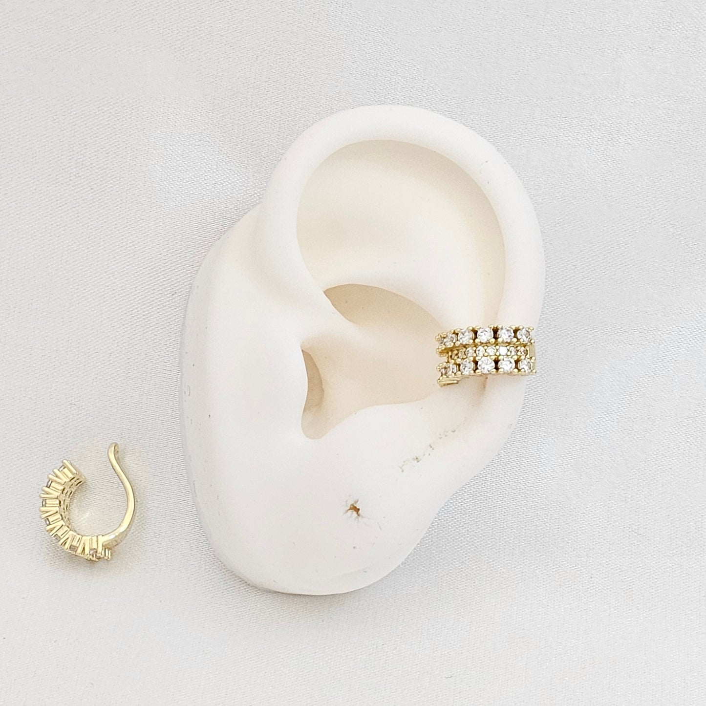 EARCUFF TRES LINEAS CIRCONES REDONDOS DORADO RF K7204